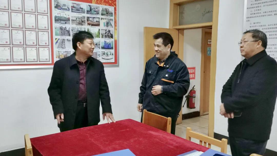 新鄉(xiāng)市總工會(huì)副主席王世良(左一)、輝縣市總工會(huì)主席李樹(shù)林(右一)指導(dǎo)工作
