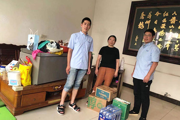 新鄉(xiāng)長城派代表慰問受災的員工
