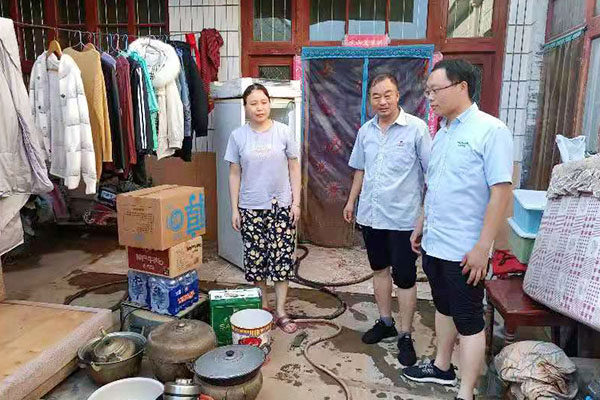 新鄉(xiāng)長城派代表慰問受災的員工