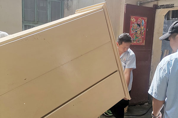新鄉(xiāng)長城派代表慰問受災的員工