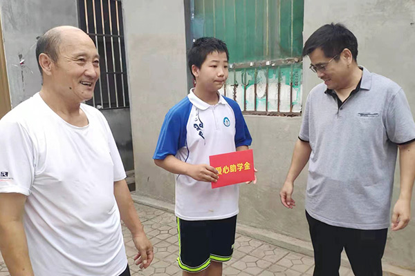 新鄉(xiāng)長(zhǎng)城集團(tuán)愛(ài)心家庭攜手輝縣義工“愛(ài)心助學(xué)，點(diǎn)亮希望”