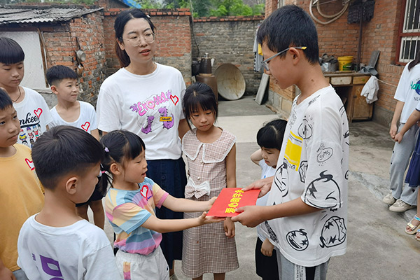 新鄉(xiāng)長(zhǎng)城集團(tuán)愛(ài)心家庭攜手輝縣義工“愛(ài)心助學(xué)，點(diǎn)亮希望”